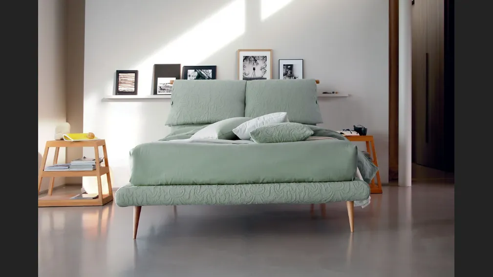 Letto in tessuto con testiera imbottita e piedini in legno Fly di Bontempi Letti Design