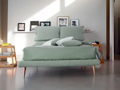 Letto in tessuto con testiera imbottita e piedini in legno Fly di Bontempi Letti Design